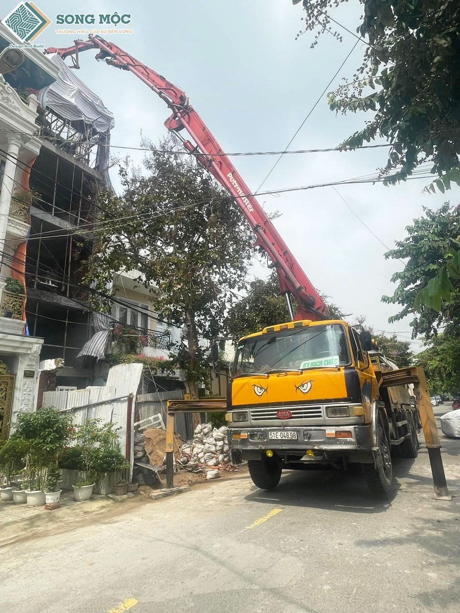 Hình ảnh xe hỗ trợ thi công đổ nền lên tầng