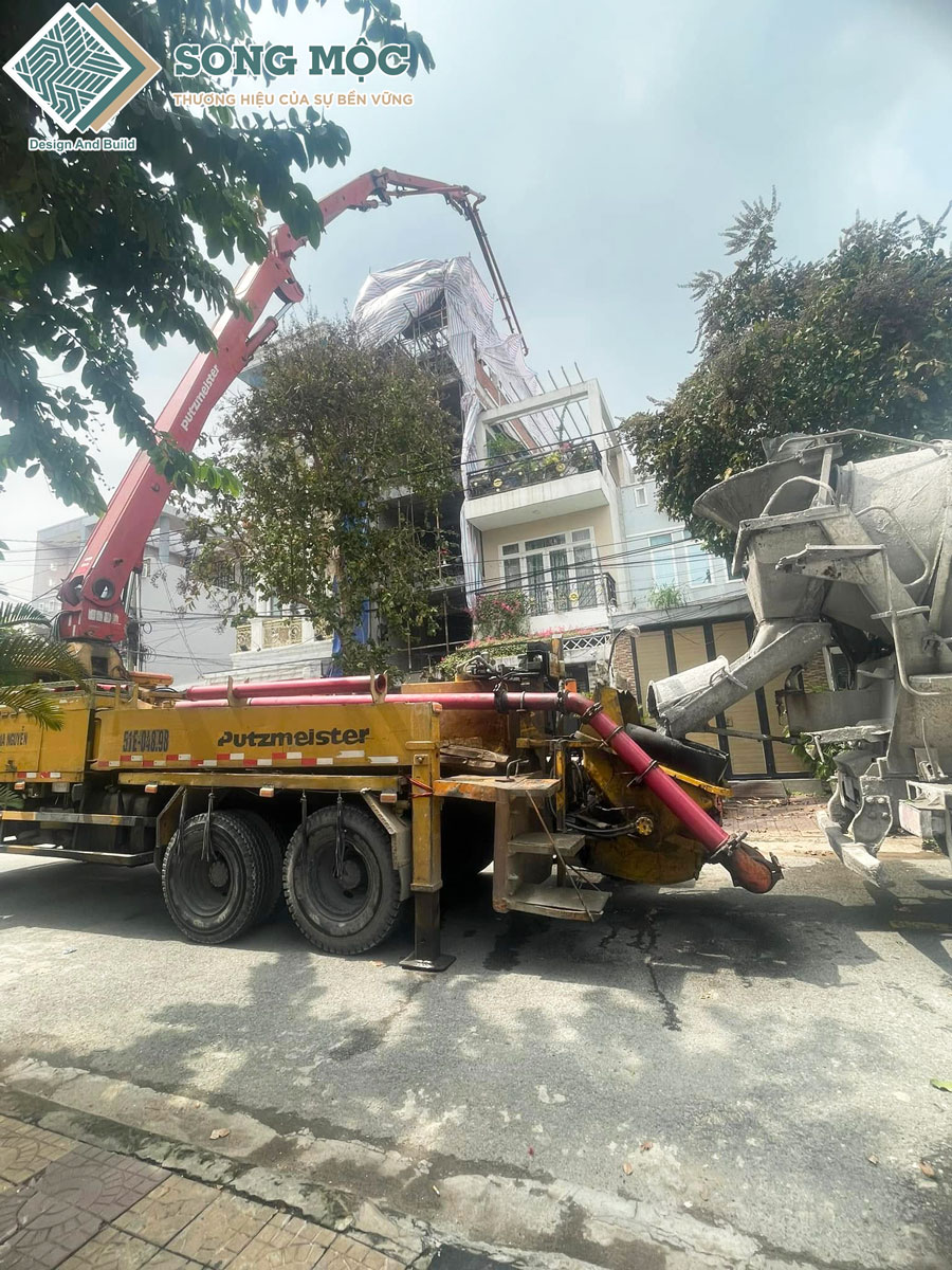 Hình ảnh xe hỗ trợ thi công đổ nền lên tầng