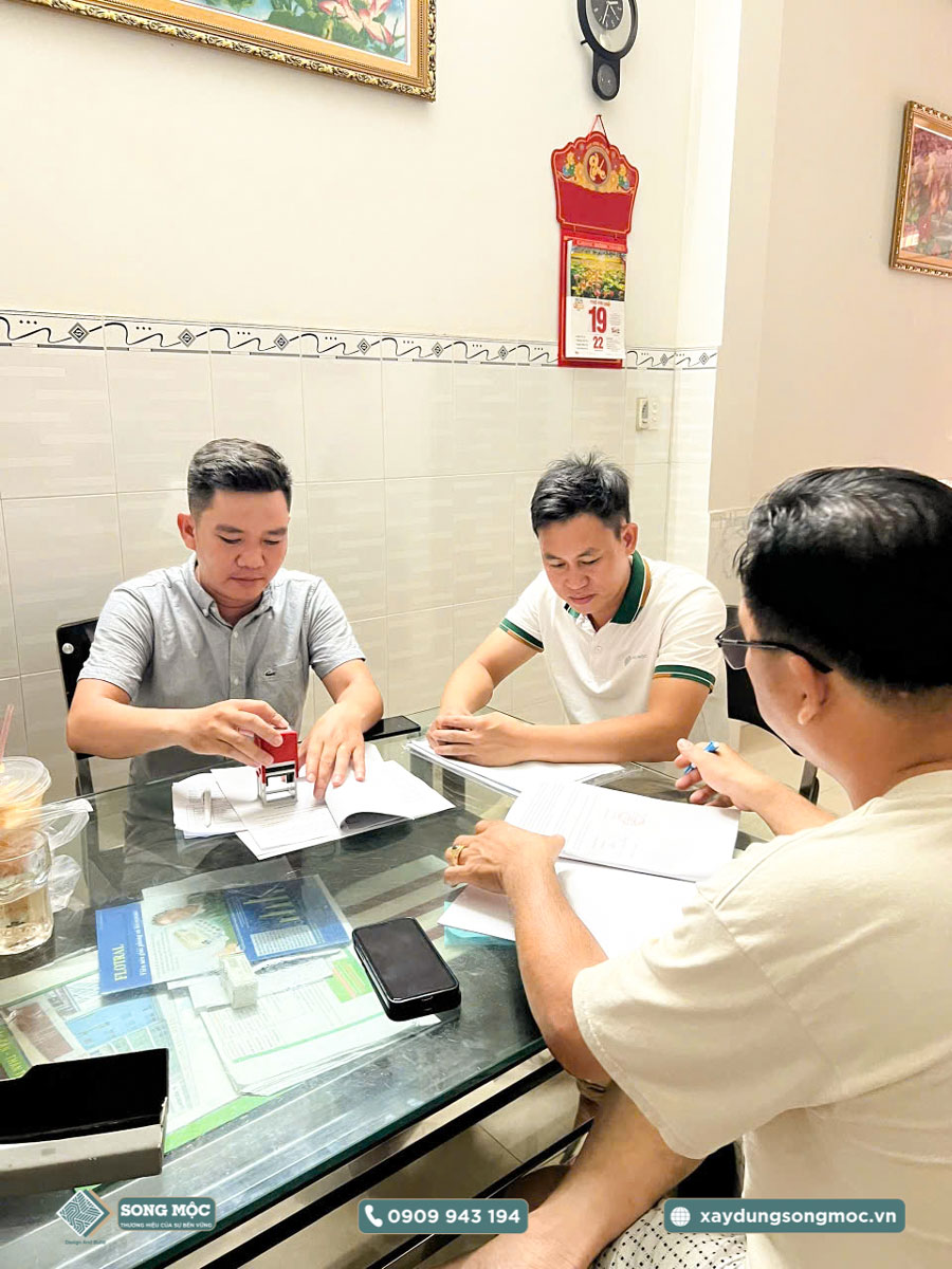 Hình ảnh Ký hợp đồng xây dựng nhà phố 2 tầng 1 sân thượng hiện đại cho anh Chương Quận Tân Phú.