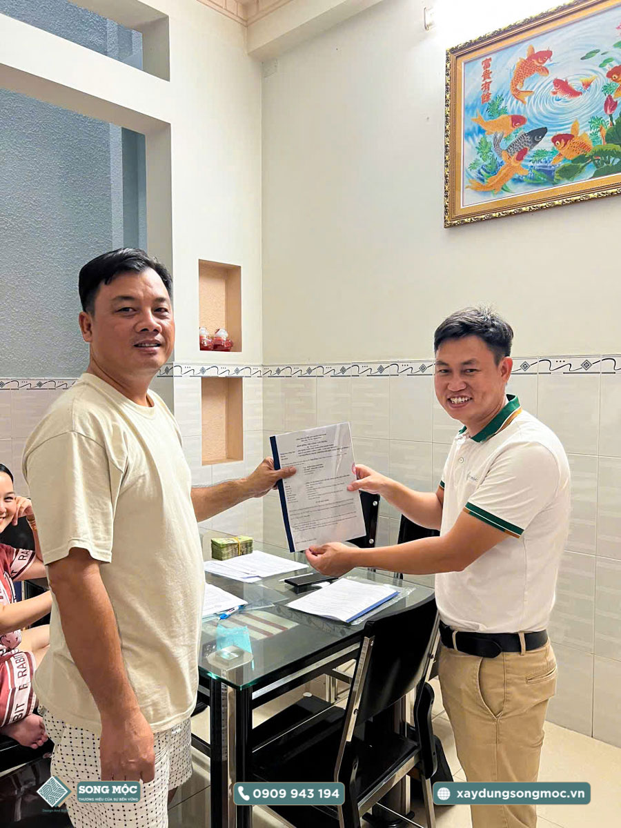 Hình ảnh Ký hợp đồng xây dựng nhà phố 2 tầng 1 sân thượng hiện đại cho anh Chương Quận Tân Phú.