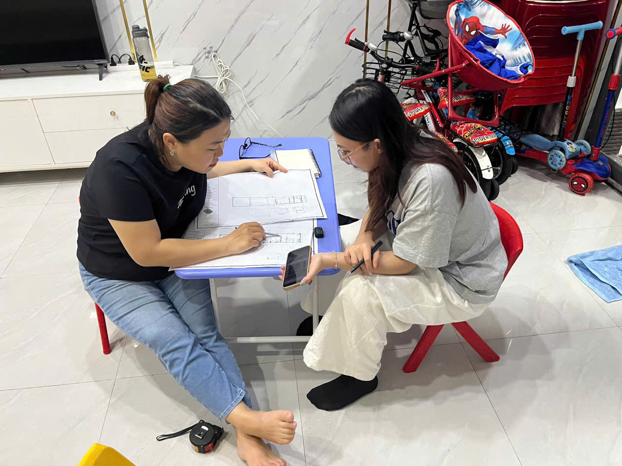 Đội ngũ Song Mộc chốt lại phương án thiết kế bố trí công năng nhà cùng chị Châu